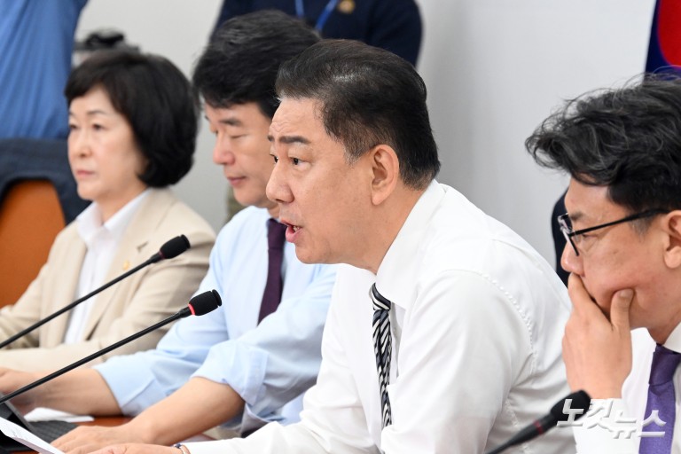 민주당 김병기 당대표 직무대행 겸 원내대표, 원내대책회의 첫 주재