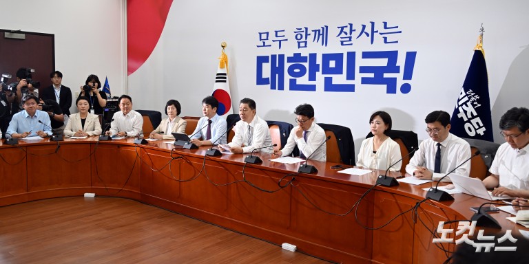 민주당 김병기 당대표 직무대행 겸 원내대표, 원내대책회의 첫 주재