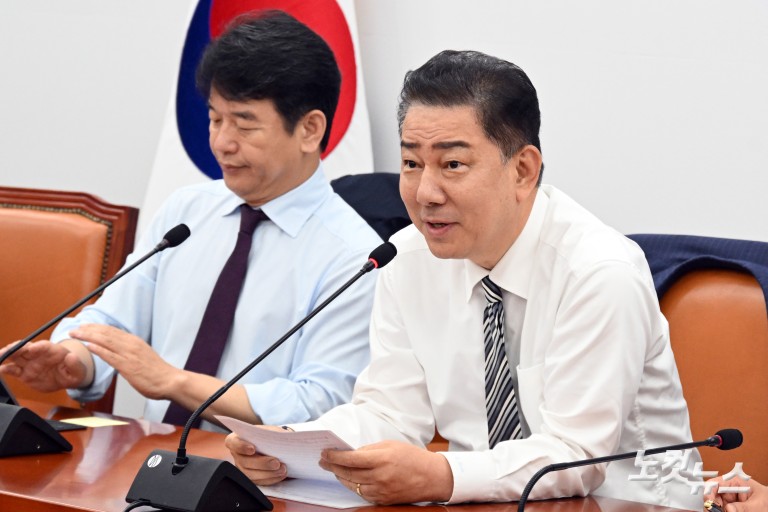 민주당 김병기 당대표 직무대행 겸 원내대표, 원내대책회의 첫 주재