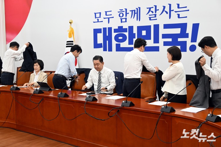 민주당 김병기 당대표 직무대행 겸 원내대표, 원내대책회의 첫 주재