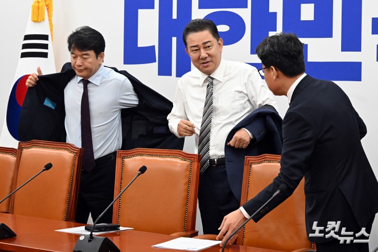 민주당 김병기 당대표 직무대행 겸 원내대표, 원내대책회의 첫 주재