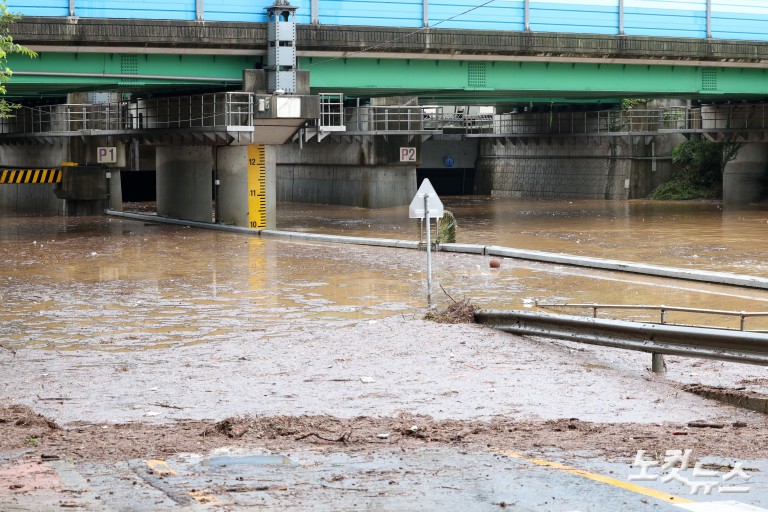 폭우로 높아진 수위...하천 출입 통제