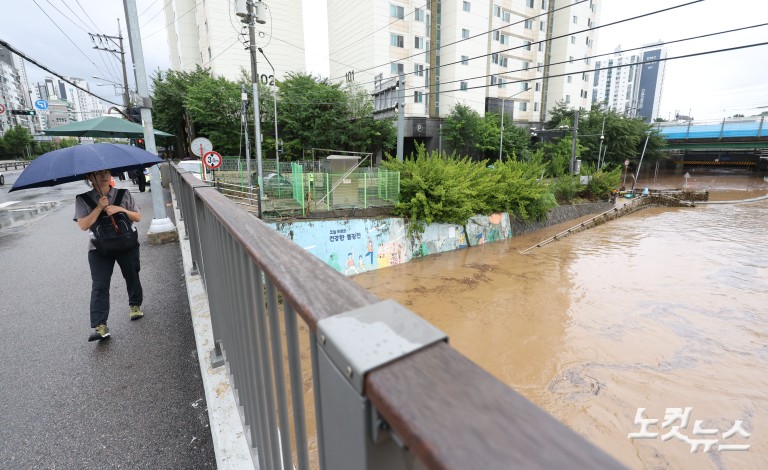 폭우로 높아진 수위...하천 출입 통제