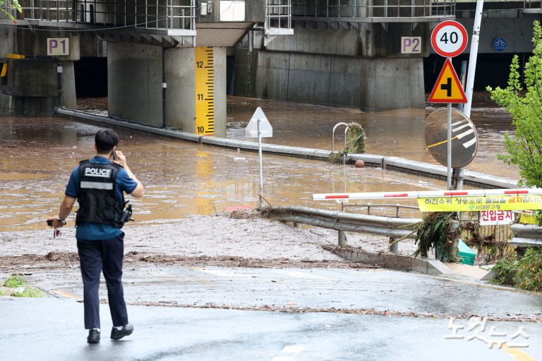 폭우로 높아진 수위...하천 출입 통제