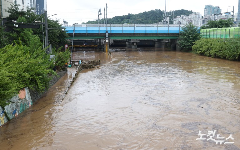 폭우로 높아진 수위...하천 출입 통제
