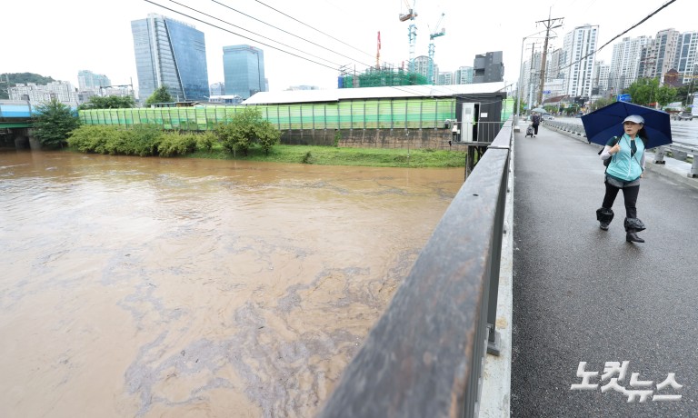 폭우로 높아진 수위...하천 출입 통제