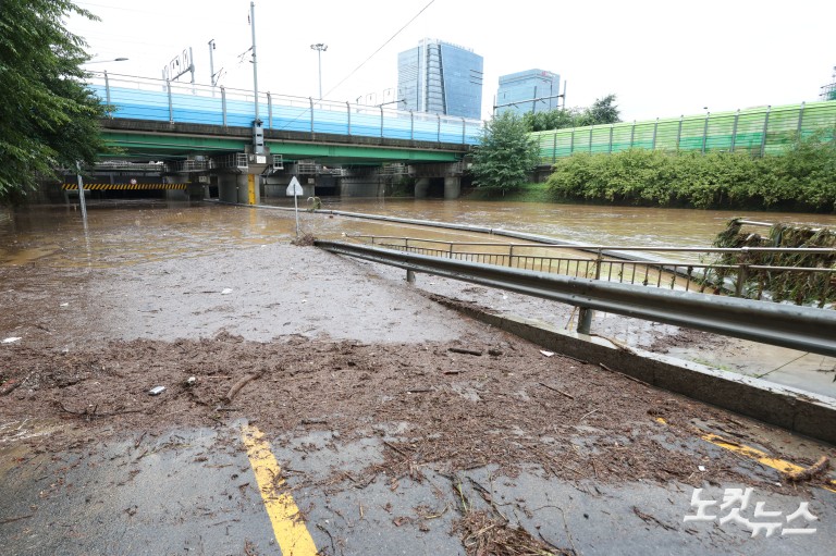 폭우로 높아진 수위...하천 출입 통제