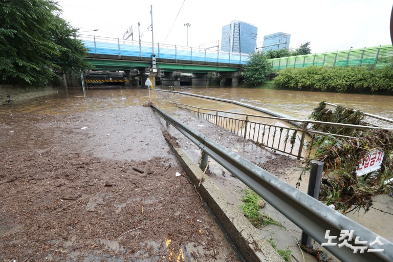 폭우로 높아진 수위...하천 출입 통제