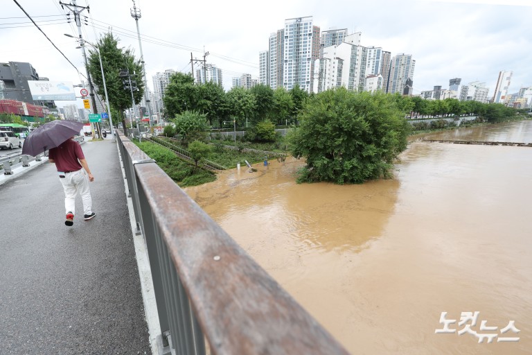 폭우로 높아진 수위...하천 출입 통제