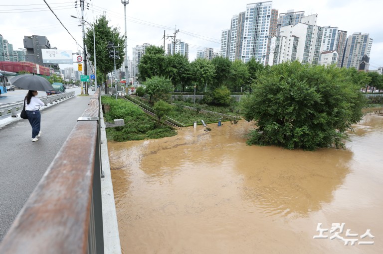 폭우로 높아진 수위...하천 출입 통제