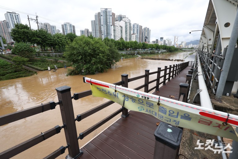 폭우로 높아진 수위...하천 출입 통제
