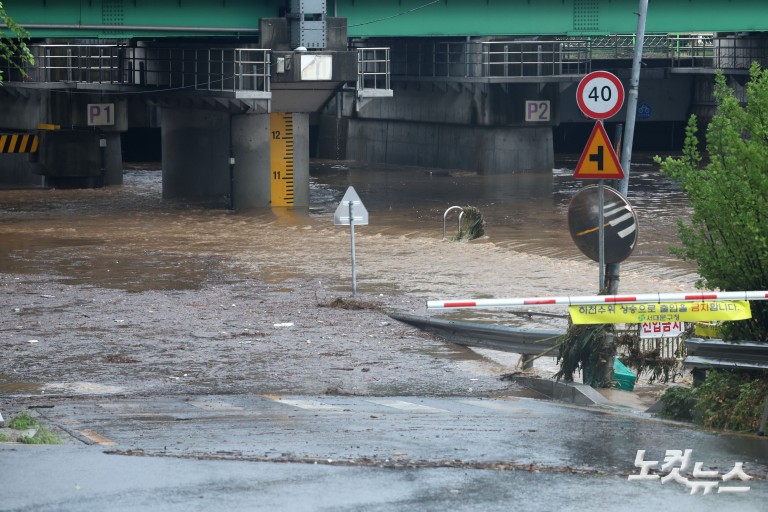 폭우로 높아진 수위...하천 출입 통제