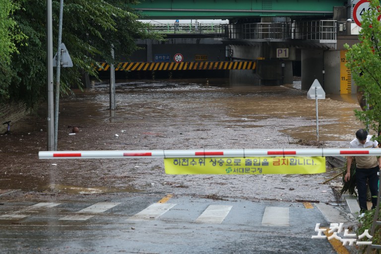 폭우로 높아진 수위...하천 출입 통제