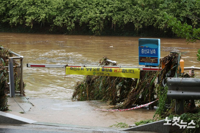 폭우로 높아진 수위...하천 출입 통제