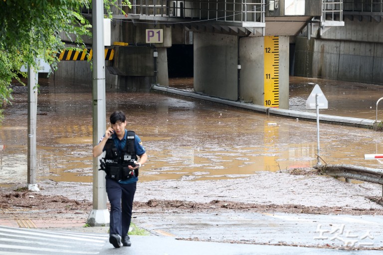 폭우로 높아진 수위...하천 출입 통제