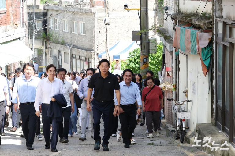 현저동 모아타운 부지 현장점검 나선 오세훈 시장