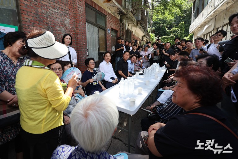 현저동 모아타운 부지 현장점검 나선 오세훈 시장