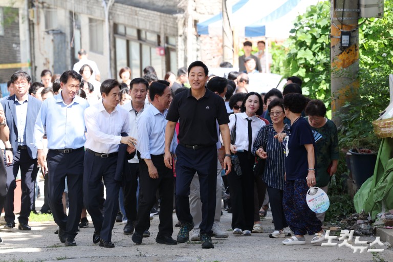 현저동 모아타운 부지 현장점검 나선 오세훈 시장