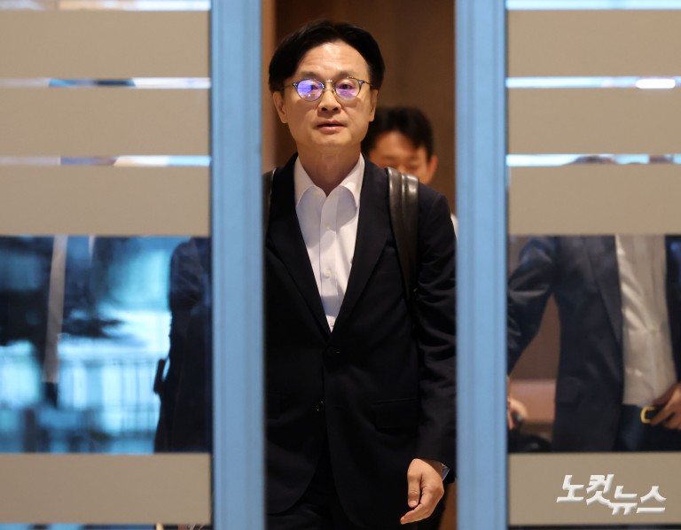 산업부 장관, 한미정상회담 앞두고 출국