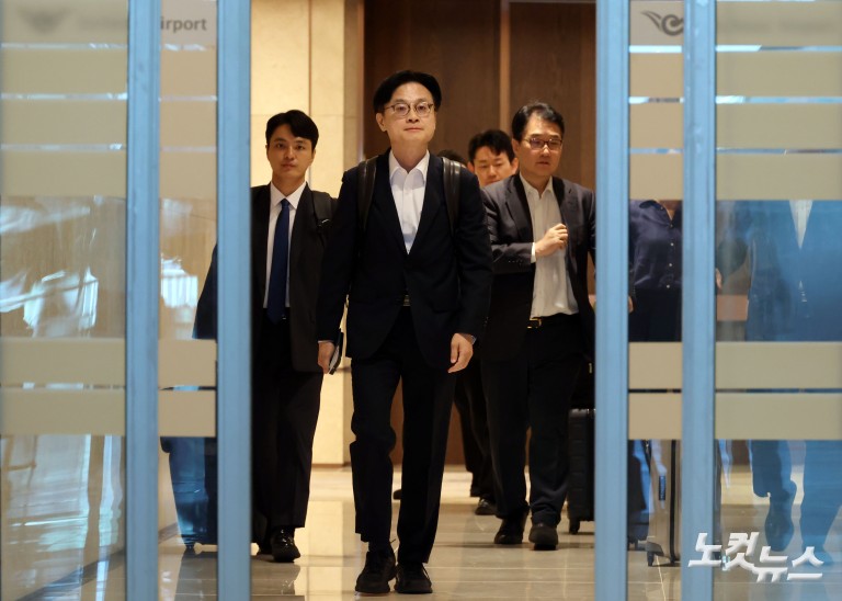 산업부 장관, 한미정상회담 앞두고 출국