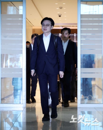 산업부 장관, 한미정상회담 앞두고 출국