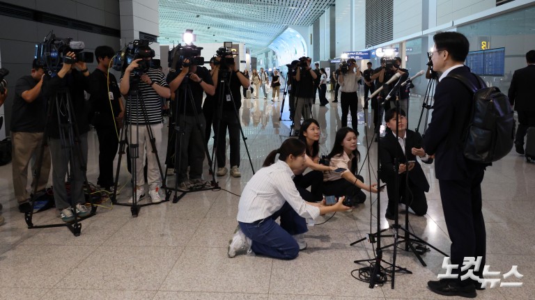 산업부 장관, 한미정상회담 앞두고 출국