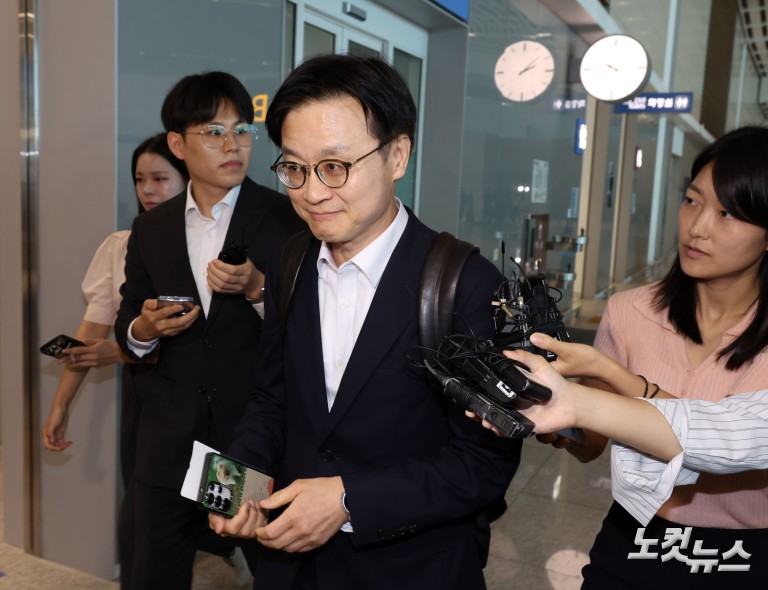 산업부 장관, 한미정상회담 앞두고 출국