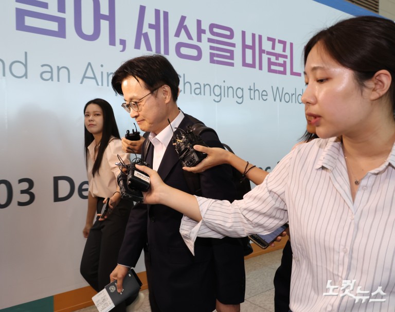 산업부 장관, 한미정상회담 앞두고 출국