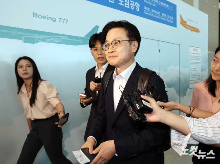 산업부 장관, 한미정상회담 앞두고 출국