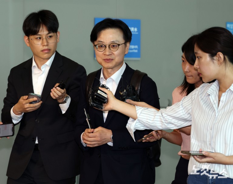 산업부 장관, 한미정상회담 앞두고 출국