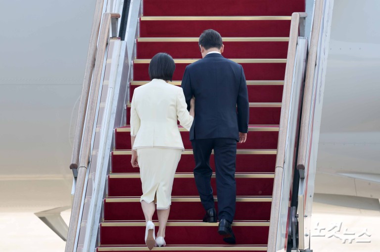 발걸음 뗀 이재명 실용외교