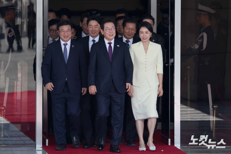 발걸음 뗀 이재명 실용외교