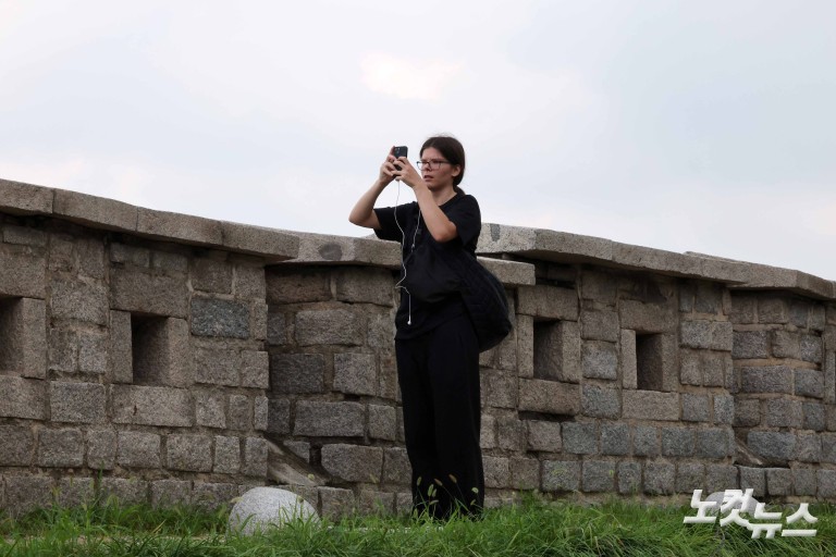 '케데헌' 열풍, 낙산성곽길 '핫플'로 변신