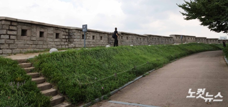 '케데헌' 열풍, 낙산성곽길 '핫플'로 변신