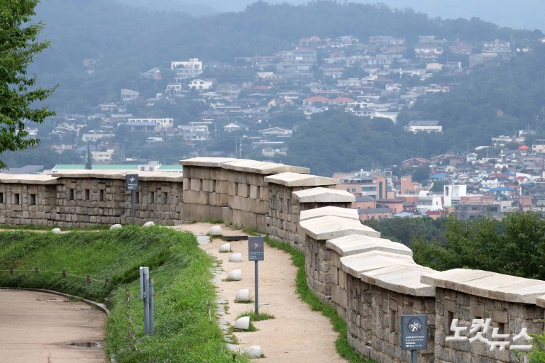 '케데헌' 열풍, 낙산성곽길 '핫플'로 변신