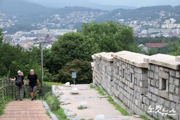 '케데헌' 열풍, 낙산성곽길 '핫플'로 변신