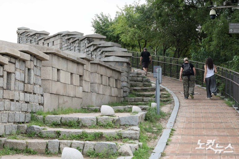 '케데헌' 열풍, 낙산성곽길 '핫플'로 변신