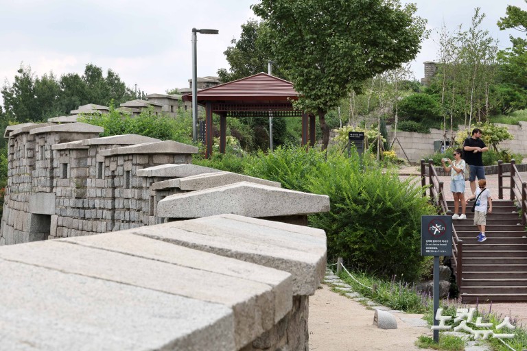 '케데헌' 열풍, 낙산성곽길 '핫플'로 변신