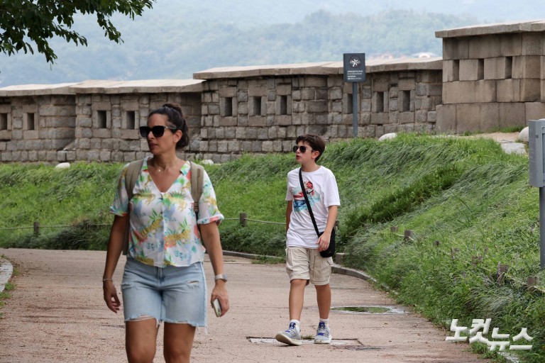 '케데헌' 열풍, 낙산성곽길 '핫플'로 변신