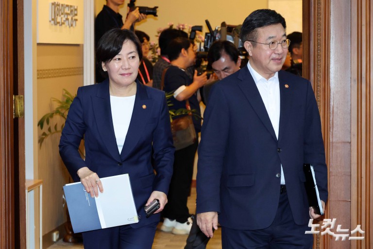 김민석 총리, 국무회의 주재