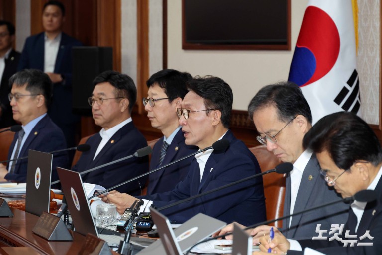 김민석 총리, 국무회의 주재