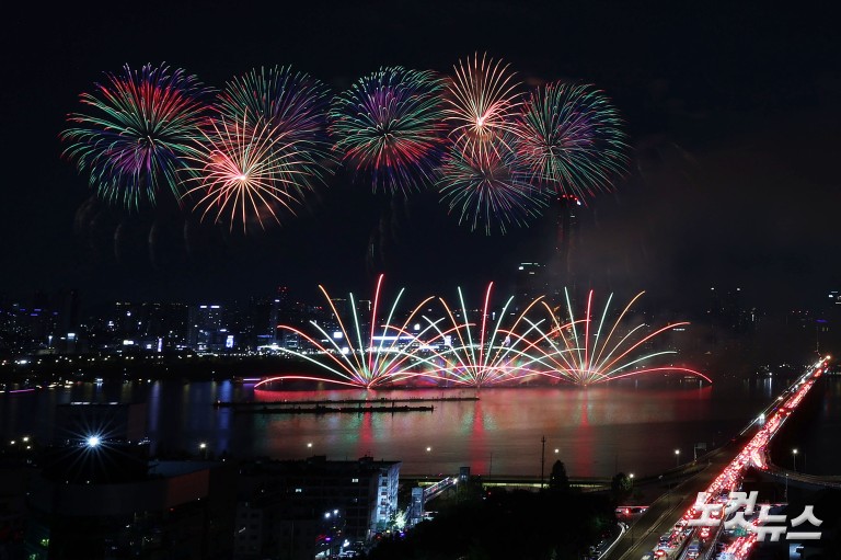 가을 밤 수놓은 화려한 불꽃