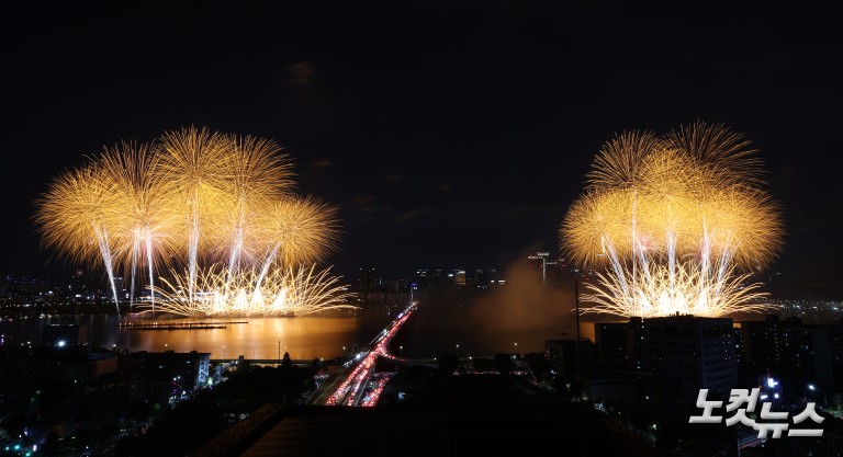 가을 밤 수놓은 화려한 불꽃