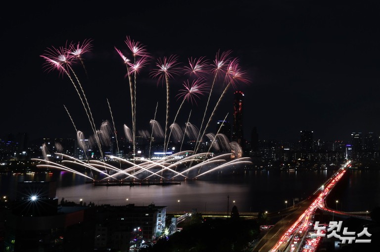 가을 밤 수놓은 화려한 불꽃