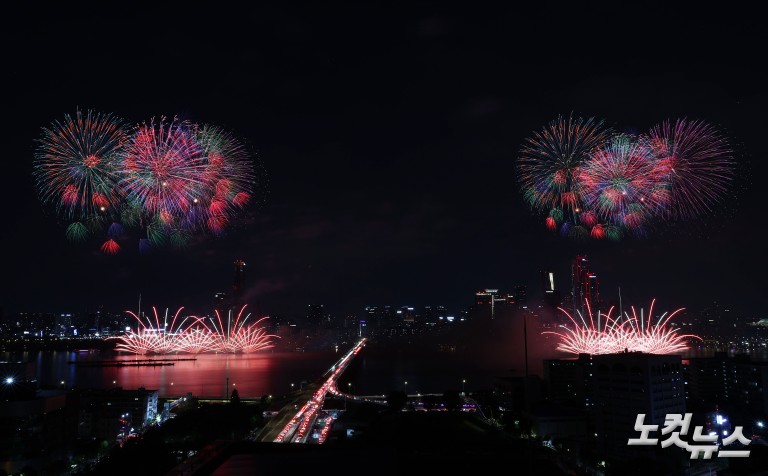 가을 밤 수놓은 화려한 불꽃