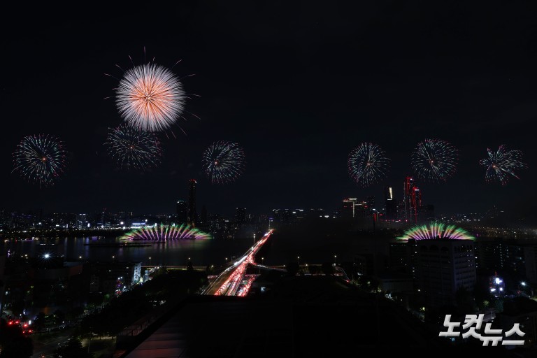 가을 밤 수놓은 화려한 불꽃