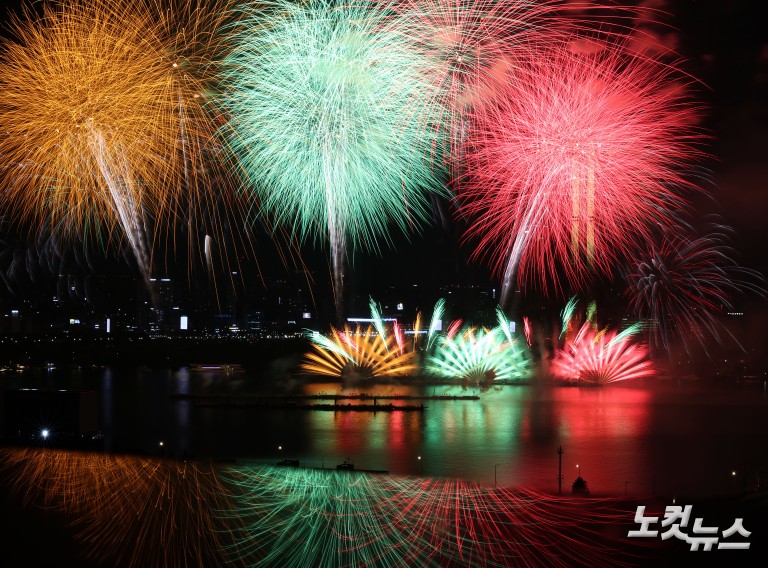 가을 밤 수놓은 화려한 불꽃