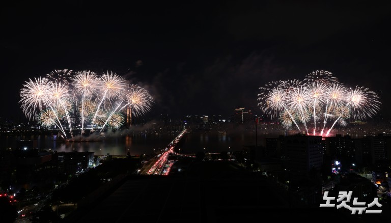 가을 밤 수놓은 화려한 불꽃