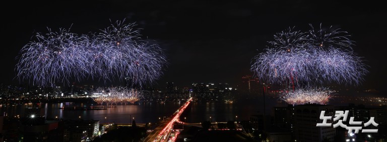 가을 밤 수놓은 화려한 불꽃