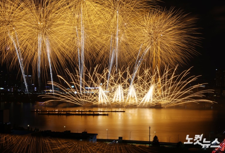 가을 밤 수놓은 화려한 불꽃